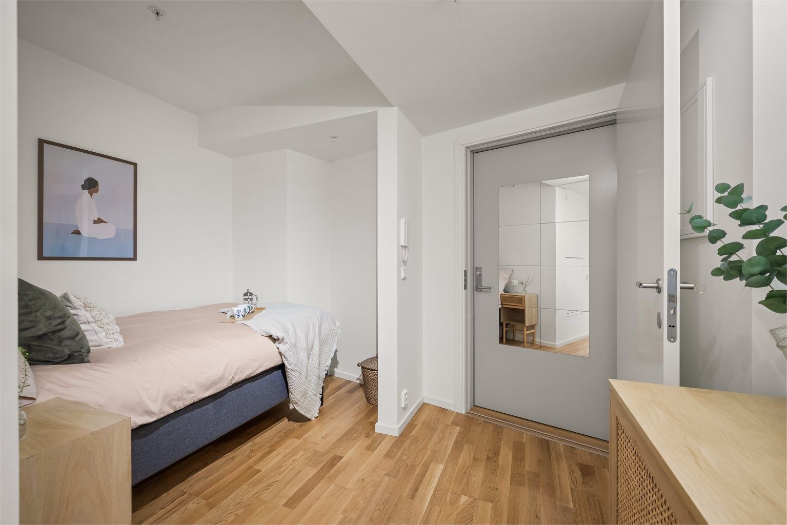 Sovealkoven gir en privat sone med plass til seng og nattbord.