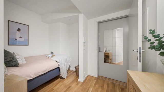 Sovealkoven gir en privat sone med plass til seng og nattbord.