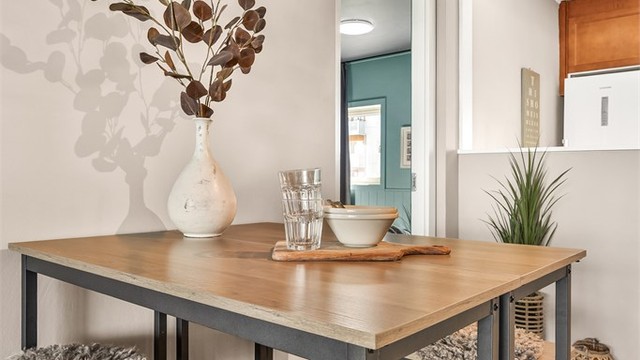 Detaljbilde av spiseplassen med innsyn til kjøkkenet.