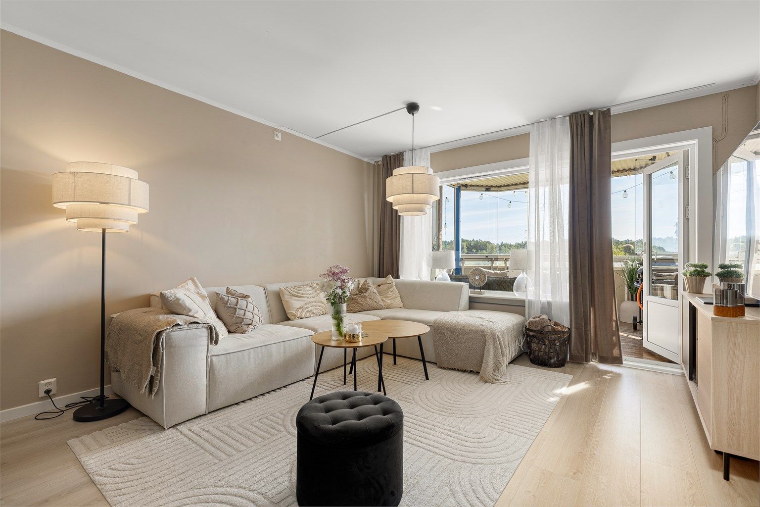 Innbydende spisestue med direkte utgang til balkongen - et naturlig samlingspunkt for både sommer og vinter.