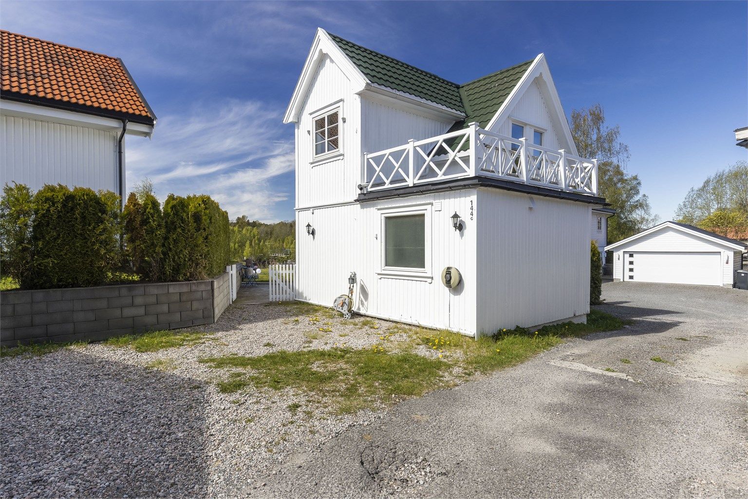 Blindgate inn til boligen og biloppstillingsplass. 