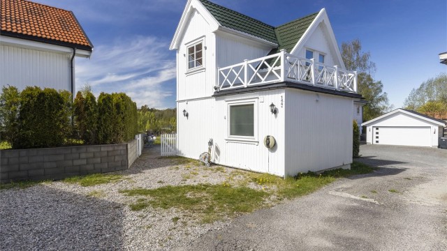 Blindgate inn til boligen og biloppstillingsplass.