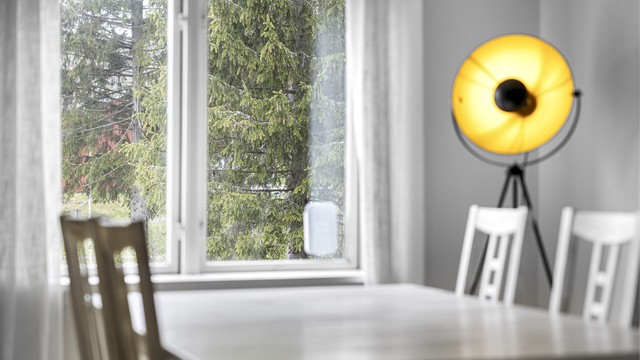 Vinduene i stuen vender ut mot hagen og nærområdet.