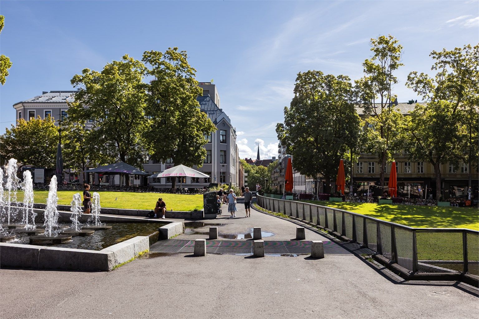  Kiellands Hus ligger kun ca. 100 meter fra boligen og byr blant annet på dagligvarebutikk, Vinmonopolet, apotek og serveringssteder.