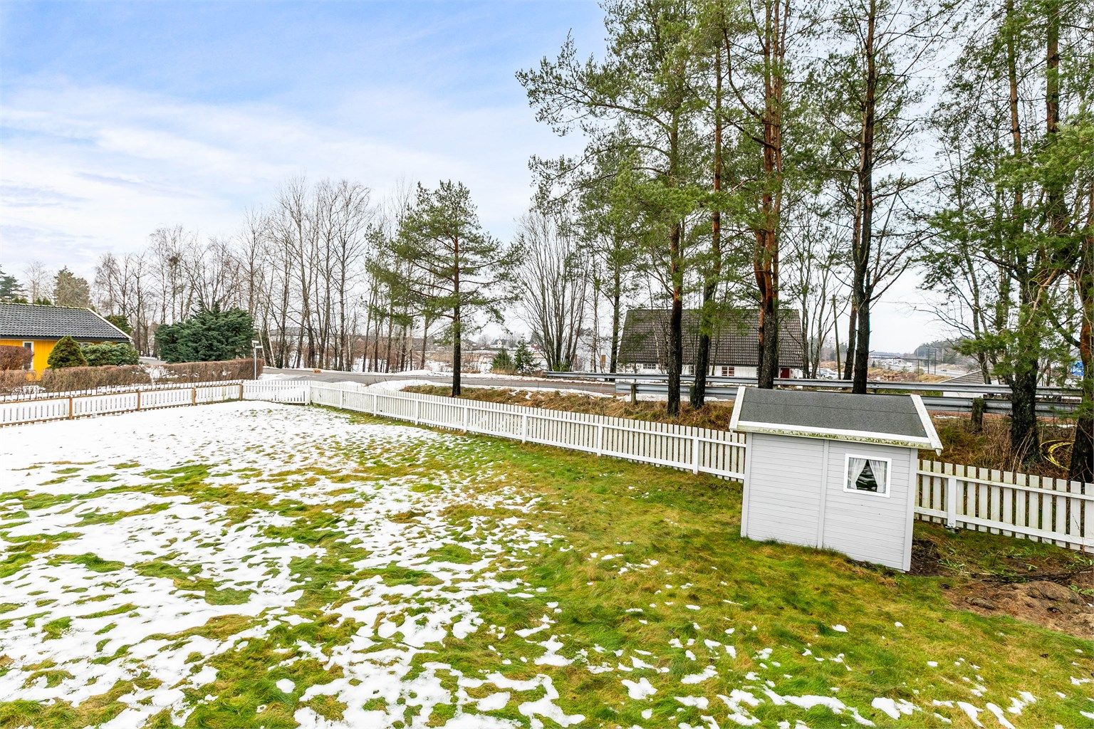 Boligen er oppført på en attraktiv hjørnetomt på 1.014 kvm., med masse boltreplass og tilstøtende bebyggelse på kun to sider. 
Fotograf; Børge Oppegård.