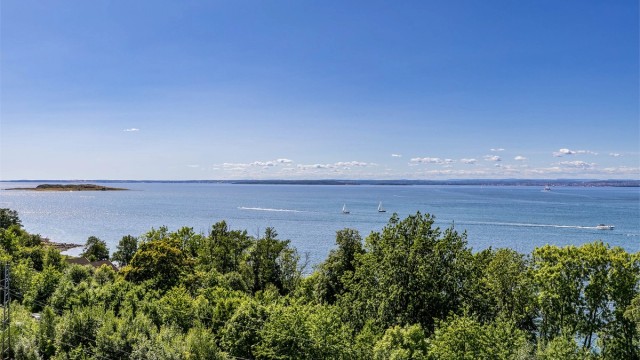 Leiligheten ligger øverst i bygget med enestående utsikt over Oslofjorden - inne som ute.