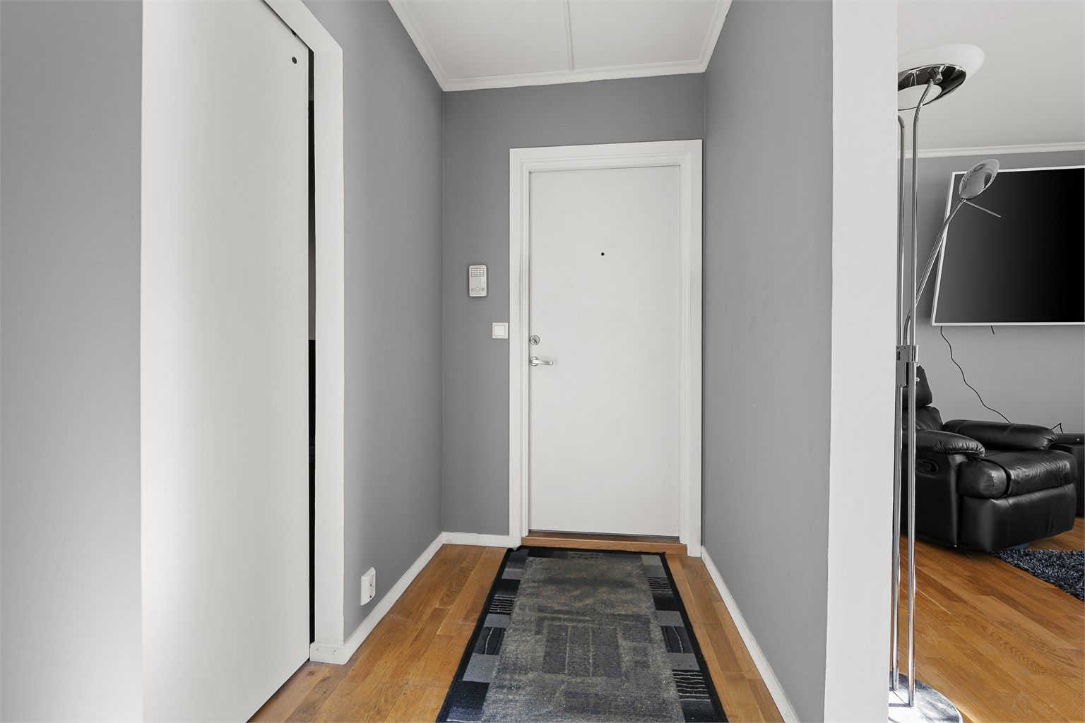 Velkommen inn i en lys entré. Parkett på gulv er gjennomgående i de fleste rom.