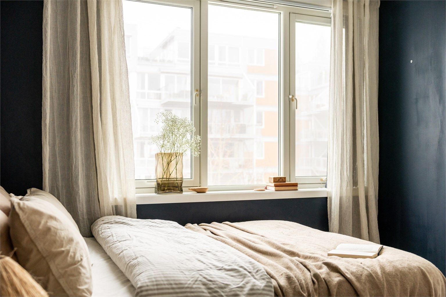 Stort vindu gjør rommet lyst og behagelig (monterte lameller medføler)