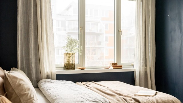 Stort vindu gjør rommet lyst og behagelig (monterte lameller medføler)