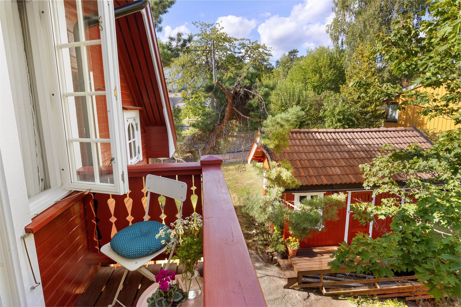 Utsikt fra balkongen over hagen og nærområdet.