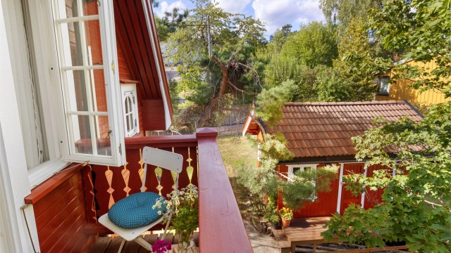 Utsikt fra balkongen over hagen og nærområdet.