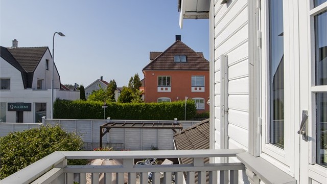 Fra balkongen er det utsyn over nabolaget.