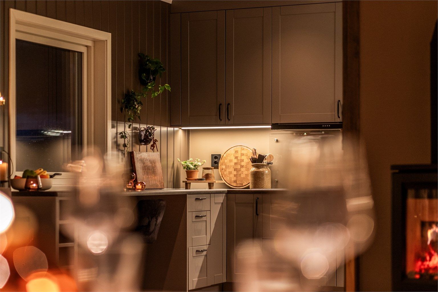 Kjøkken ligger i åpen løsning mot stuen. Så her kan du holde familiens kokk med selskap.