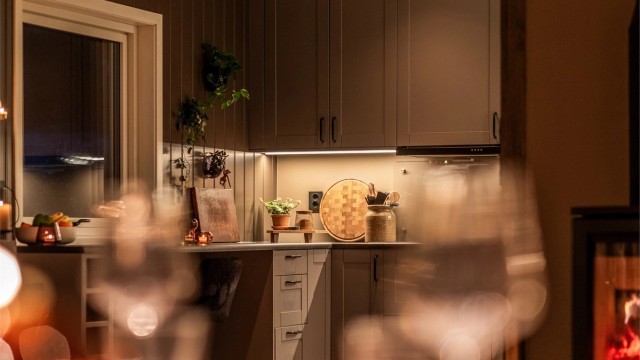 Kjøkken ligger i åpen løsning mot stuen. Så her kan du holde familiens kokk med selskap.