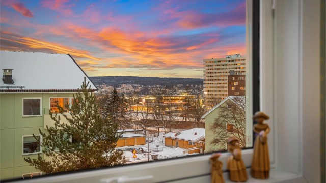 Stort vindu slipper inn godt med lys og gjør rommet lyst og luftig