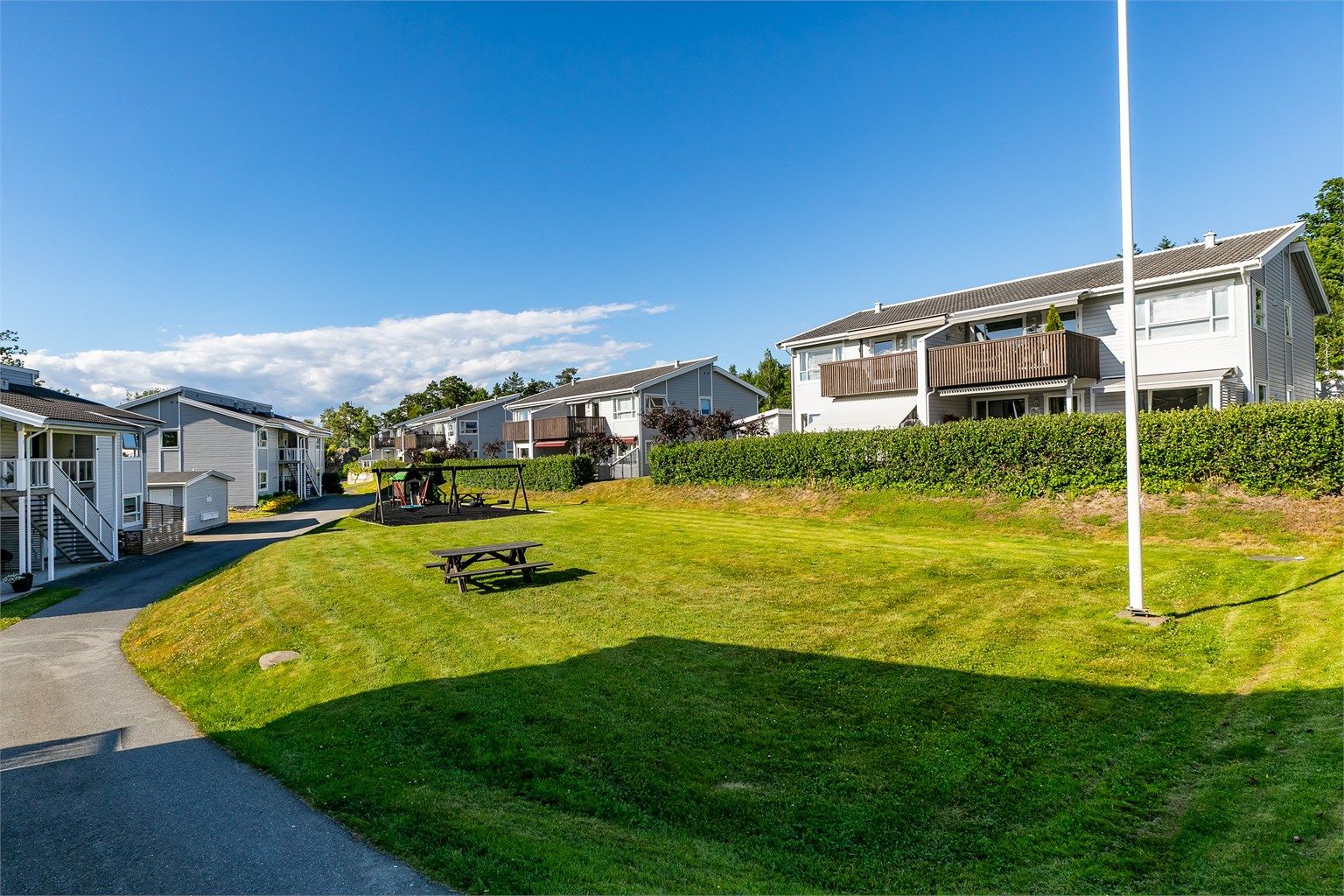 Lekeplass finnes bare få meter fra leiligheten.