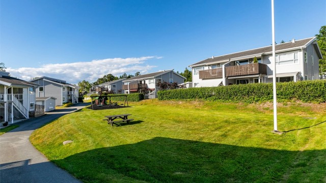 Lekeplass finnes bare få meter fra leiligheten.