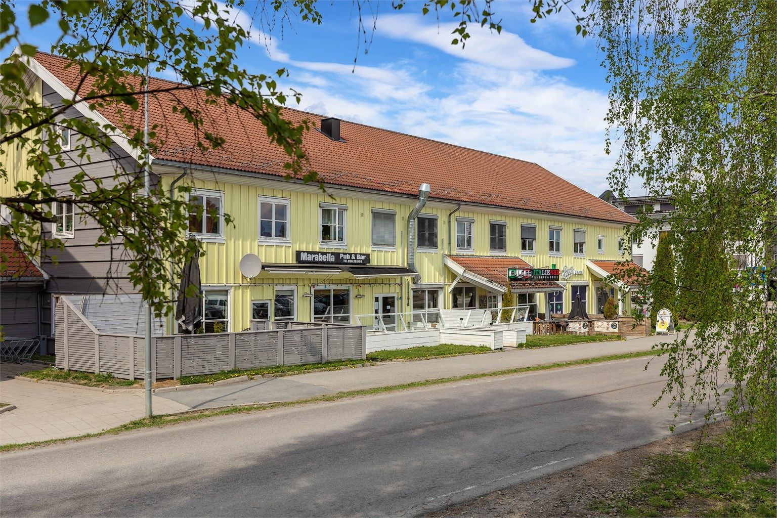 Nærområdet byr på flere serveringssteder og butikker.