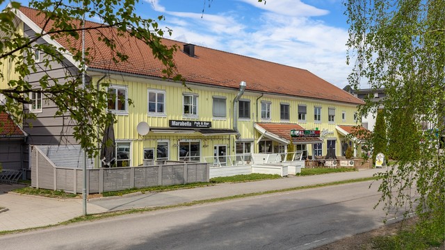 Nærområdet byr på flere serveringssteder og butikker.