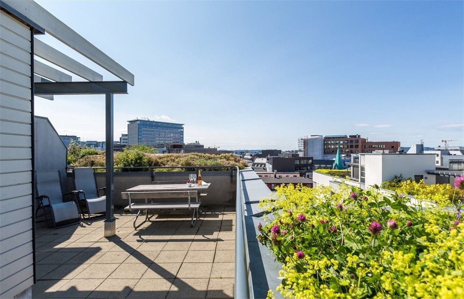 Sameiet har en hyggelig felles takterrasse til disposisjon for beboere.