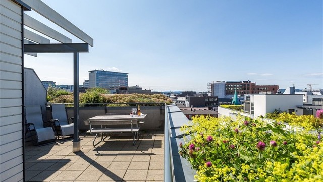 Sameiet har en hyggelig felles takterrasse til disposisjon for beboere.
