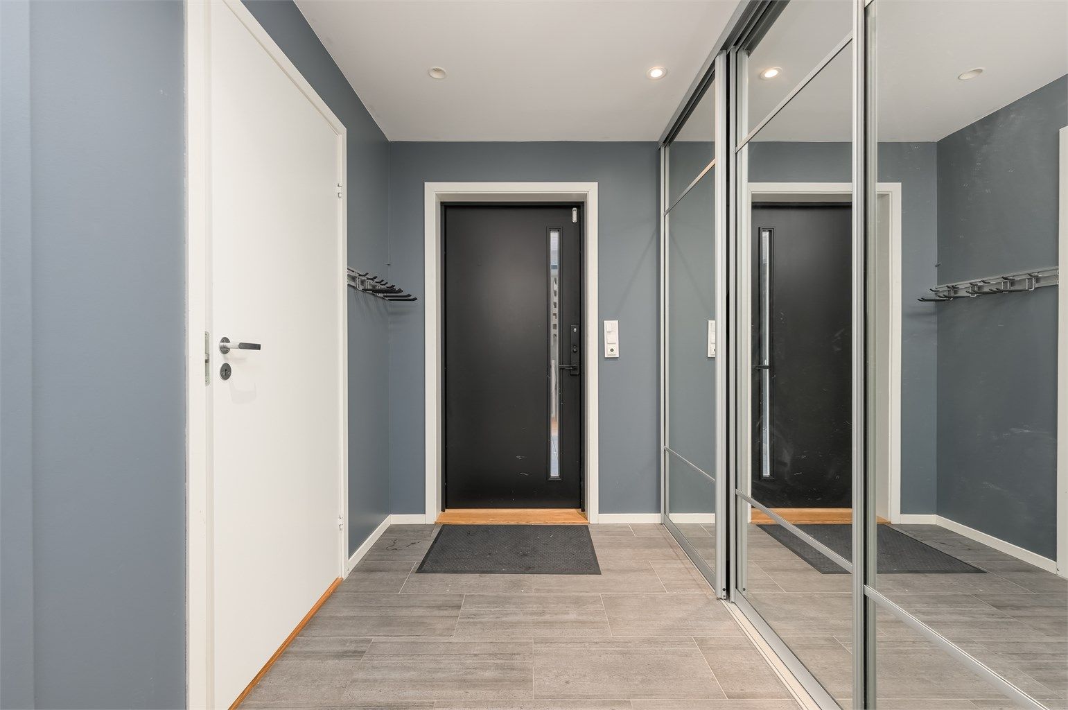 Hovedetasjen gir et lyst og åpent inntrykk fra første stund. Entréen er innbydende med flislagt gulv, gulvvarme og god plass til oppbevaring