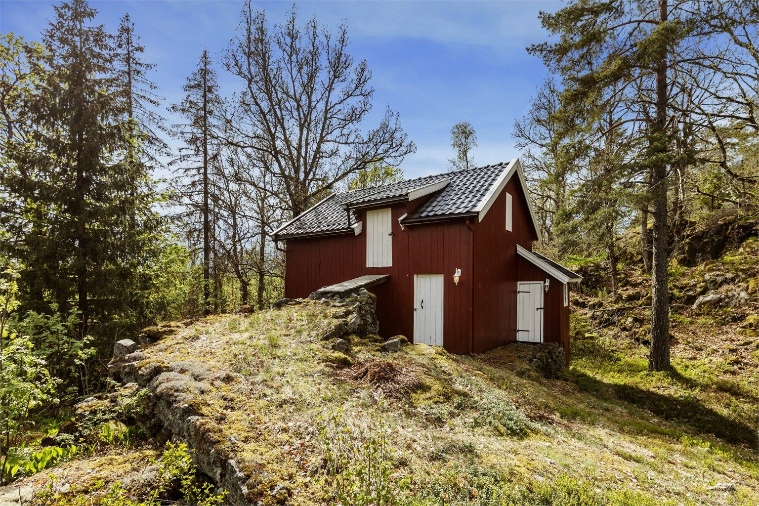 Eiendommen har en liten, koselig låve