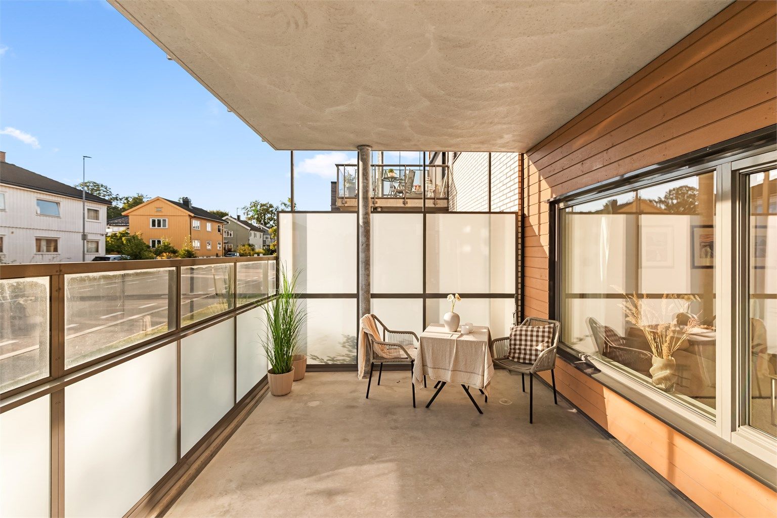 Høy første etasje og med frostet glass er en fin løsning