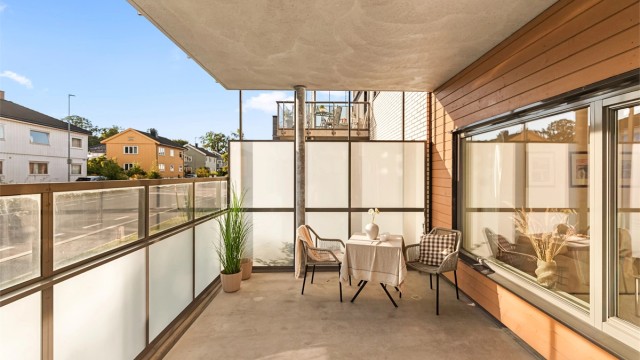 Høy første etasje og med frostet glass er en fin løsning