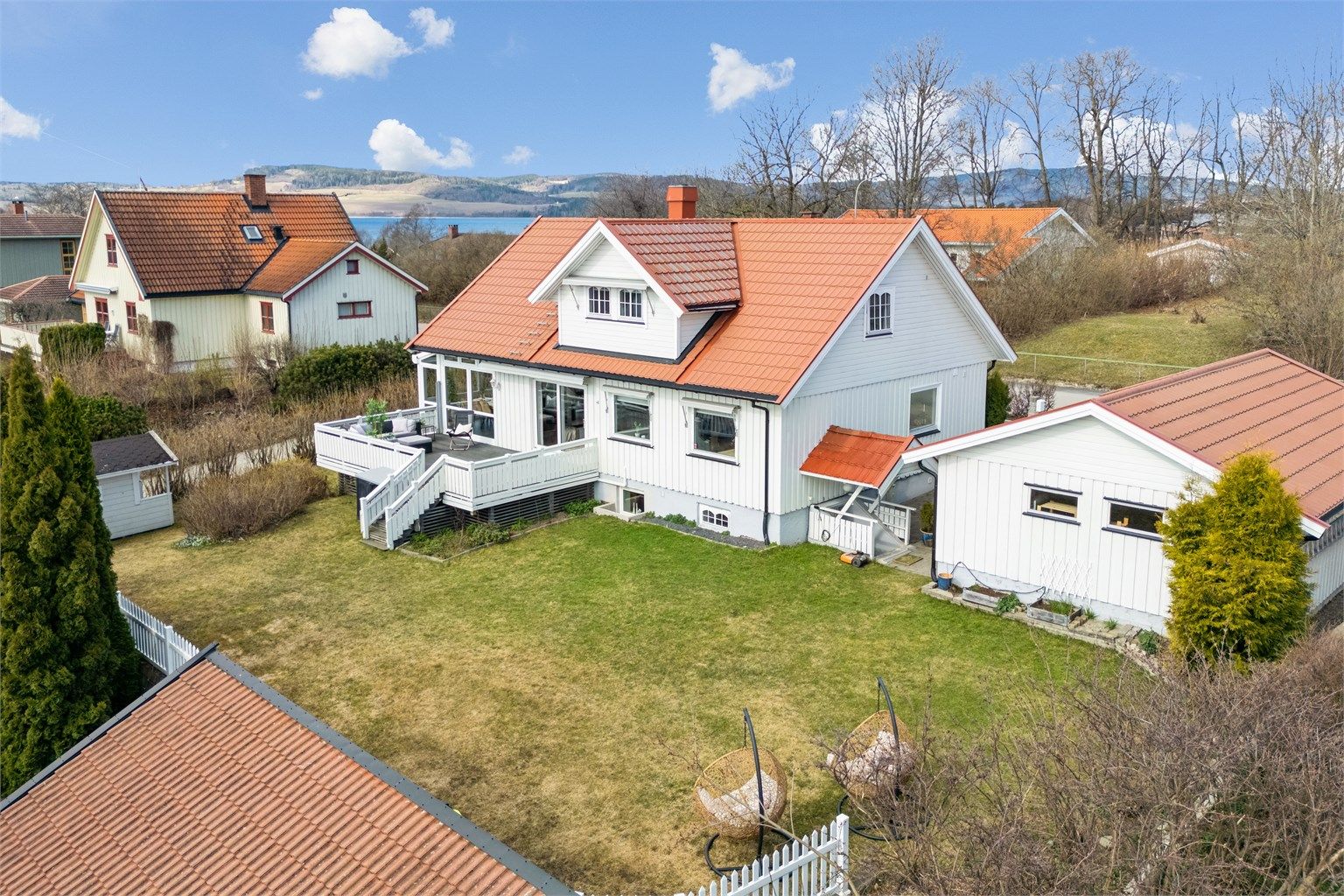 Velkommen til Olav Myntmesters gate 42! Romslig og velholdt familiebolig med en svært attraktiv beliggenhet og mange praktiske løsninger.