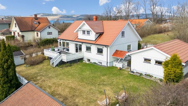 Velkommen til Olav Myntmesters gate 42! Romslig og velholdt familiebolig med en svært attraktiv beliggenhet og mange praktiske løsninger.