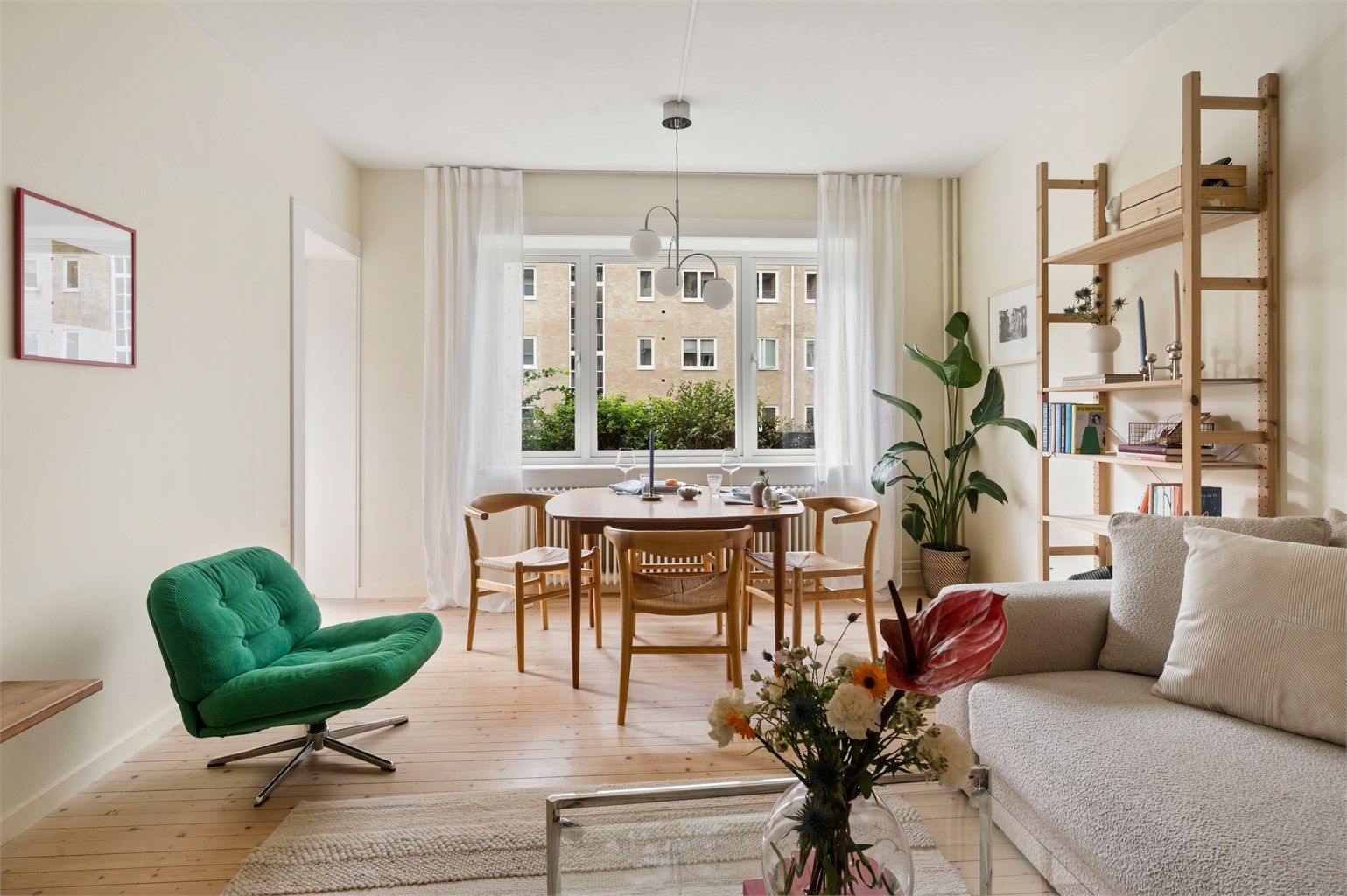  Store vindusflater skaper en luftig atmosfære med gjennomgående lysinnslipp.