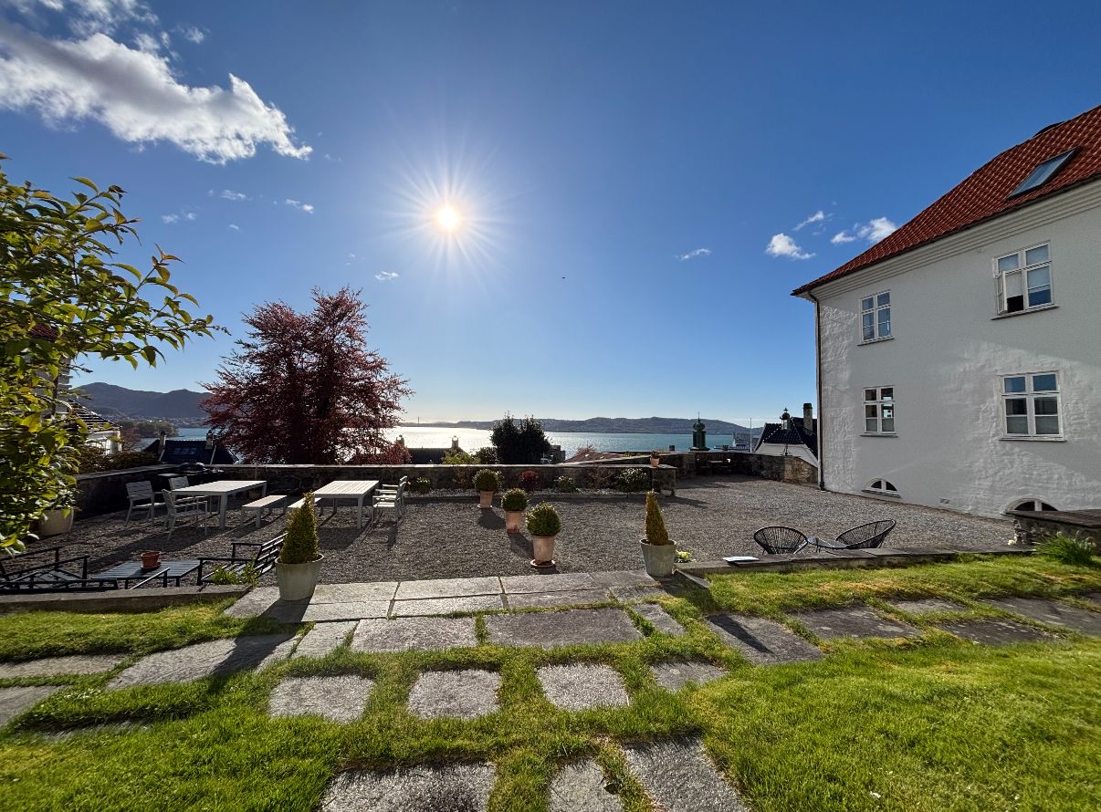 - En utsikt som må oppleves, med sol som kan nytes til solnedgang -
