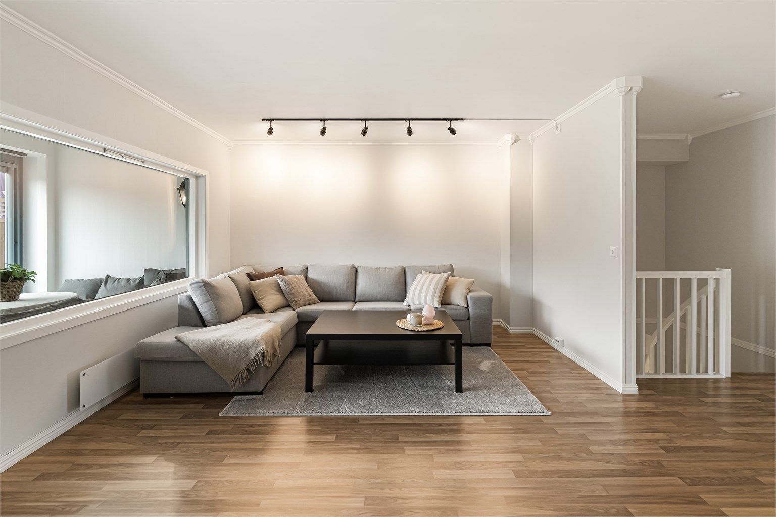 Stuen har en lun krok med god plass til en stor hjørnesofa.