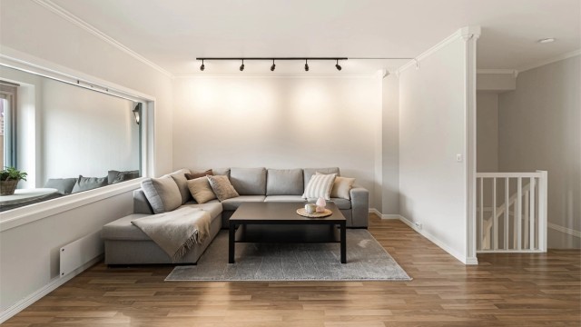 Stuen har en lun krok med god plass til en stor hjørnesofa.