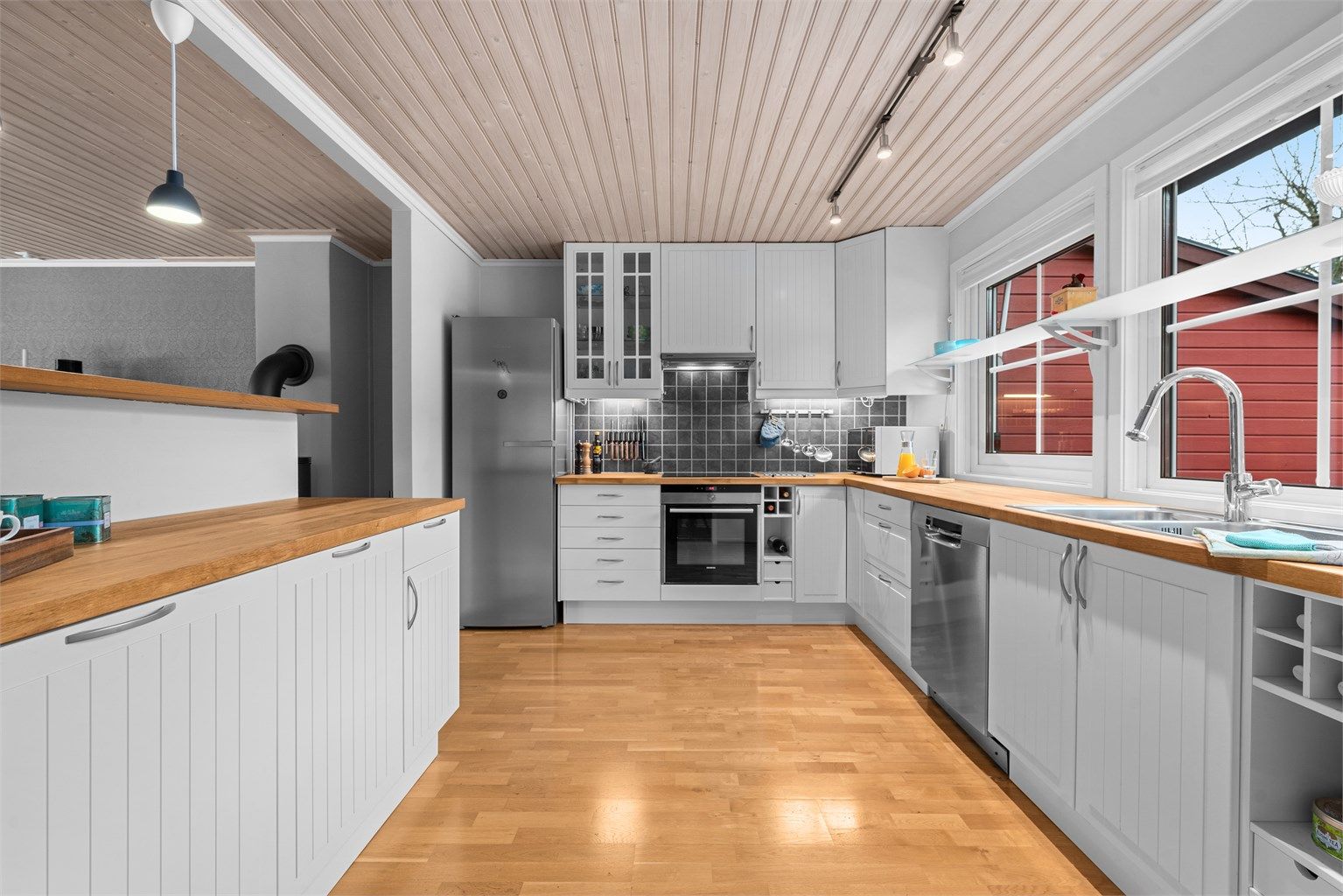 Kjøkkeninnredningen fra Ikea har en åpen løsning mot stuen, med en praktisk halvøy som skaper et sosialt samlingspunkt.