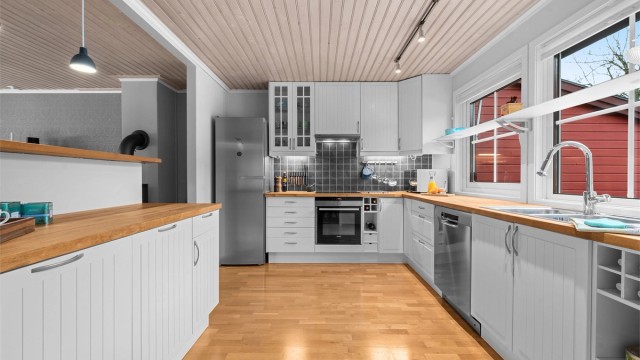 Kjøkkeninnredningen fra Ikea har en åpen løsning mot stuen, med en praktisk halvøy som skaper et sosialt samlingspunkt.