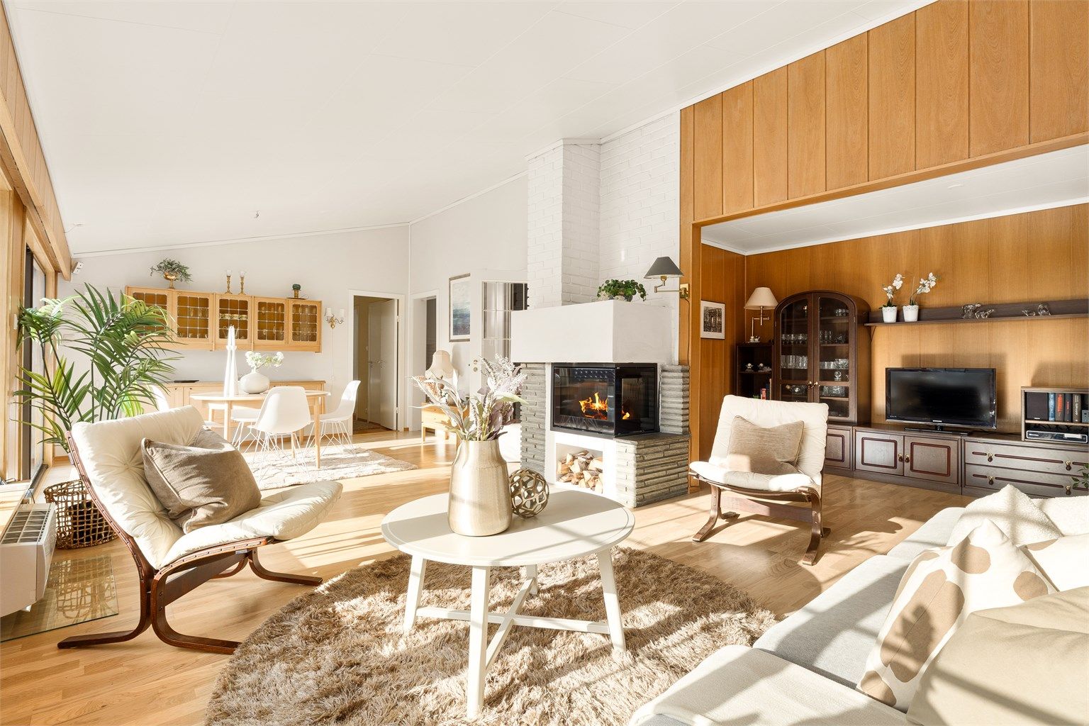 Peisovn i stuen gir god varme og hygge på kalde dager.