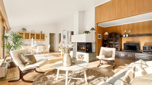 Peisovn i stuen gir god varme og hygge på kalde dager.