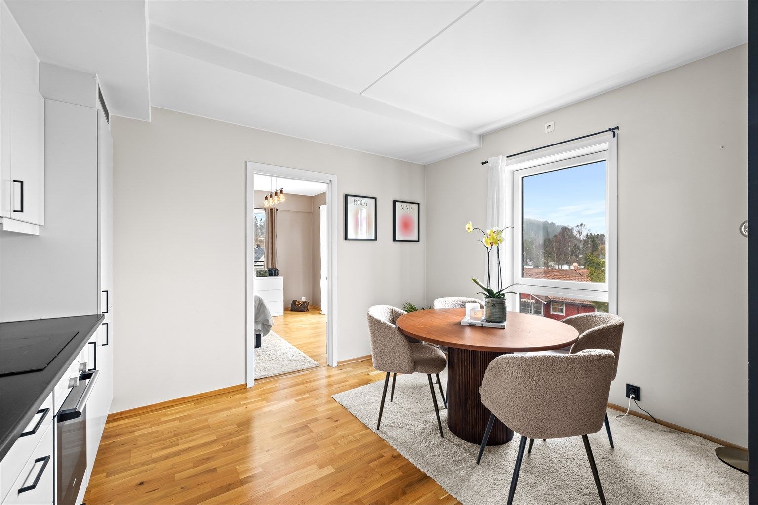 Romløsningen skaper en fin flyt mellom sonene for matlaging, spising og avslapning.