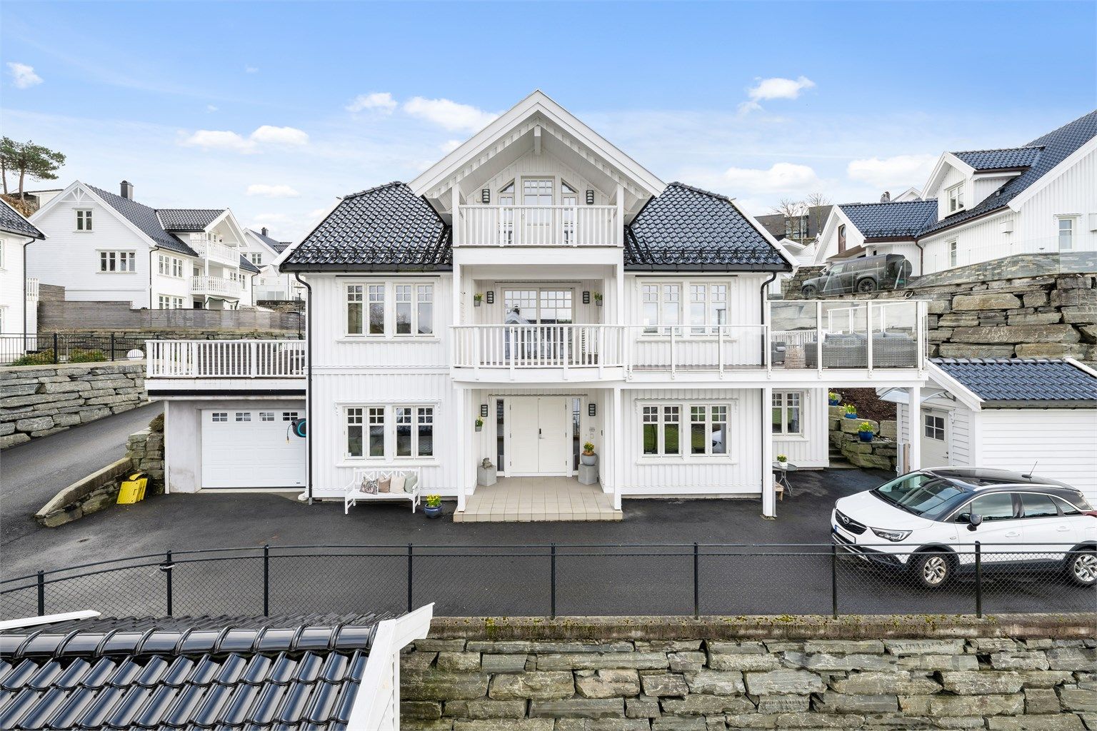 Hyggelige naboer og veletablert nabolag bestående i hovedsak av hvitmalte eneboliger med relativt likt arkitektonisk uttrykk, noe som gir et helhetlig og harmonisk preg