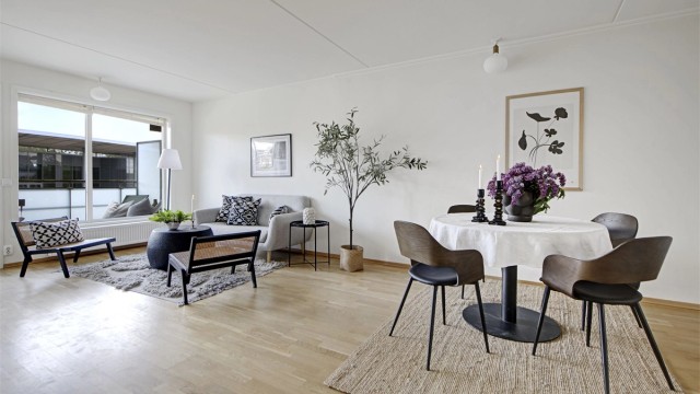 Kolbotn-megler Sebastian Håbesland v/Krogsveen presenterer denne 3-roms leiligheten i hjertet av Kolbotn sentrum - fotograf: Oddphoto