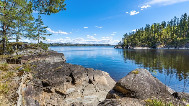 Eiendommen har mange flotte plasser som er ligger utrolig usjenert til i idylliske omgivelser