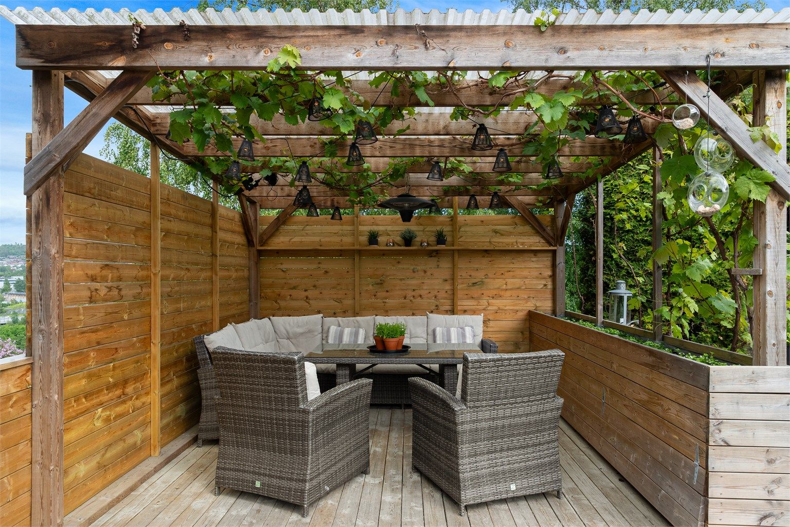 Under pergolaen kan man nyte lange sommerkvelder, skjermet for vær og innsyn.