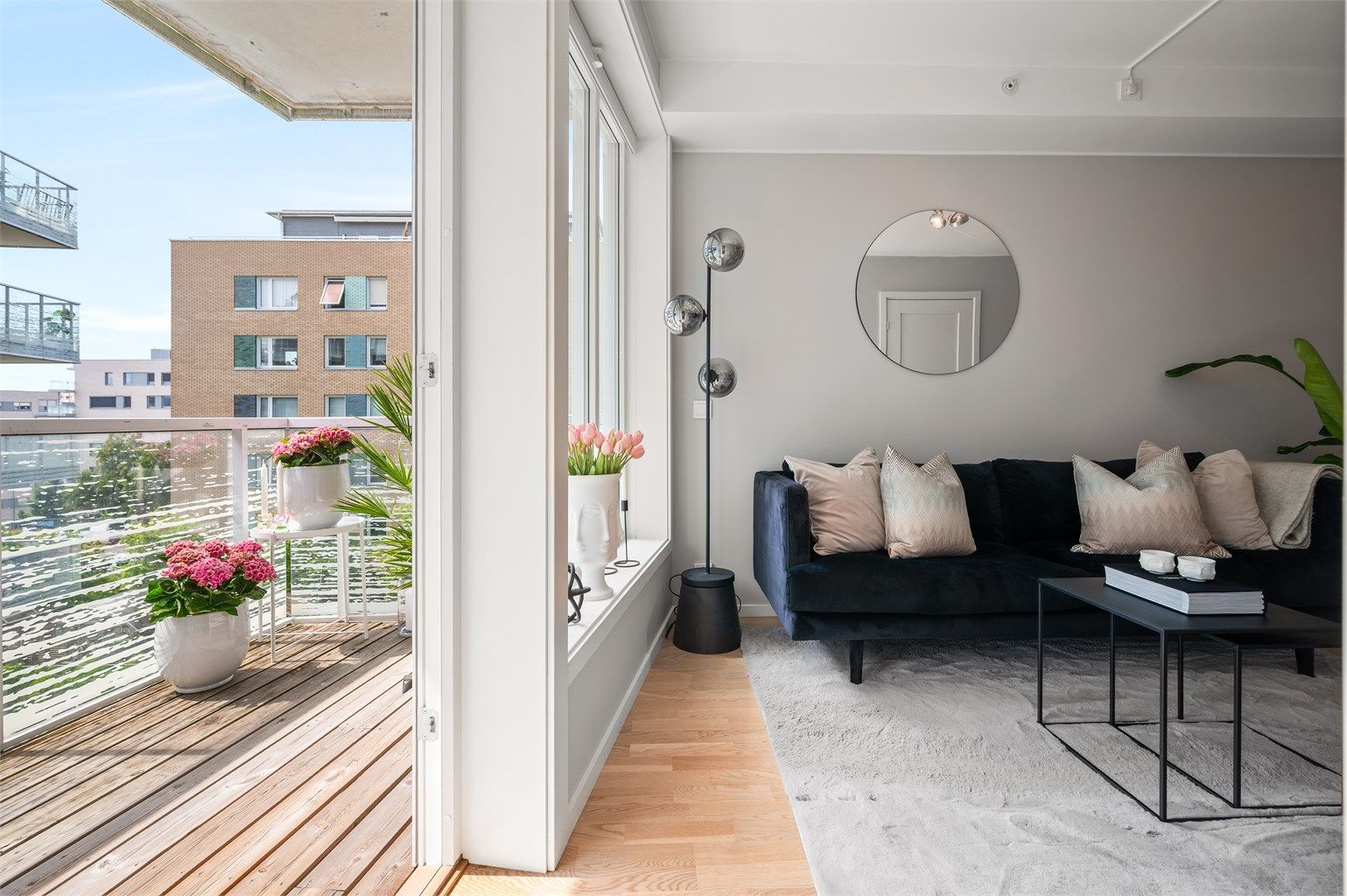 Her bor du i nærhet til det du har behov for, i en luftig leilighet med god planløsning og stor uteplass. Foto: Peter Futo