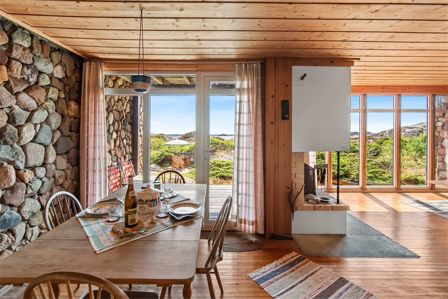 Hytta byr på et enkelt, men sjarmerende hytteliv i vakre og rolige omgivelser. Da hytta ble bygget, ble det lagt vekt på store vindusflater og et design tilpasset naturen og omgivelsene. 