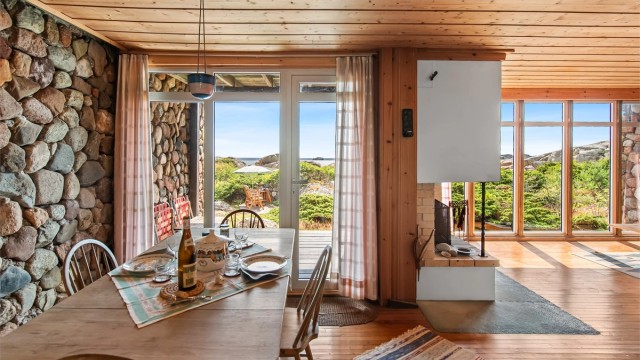 Hytta byr på et enkelt, men sjarmerende hytteliv i vakre og rolige omgivelser. Da hytta ble bygget, ble det lagt vekt på store vindusflater og et design tilpasset naturen og omgivelsene.
