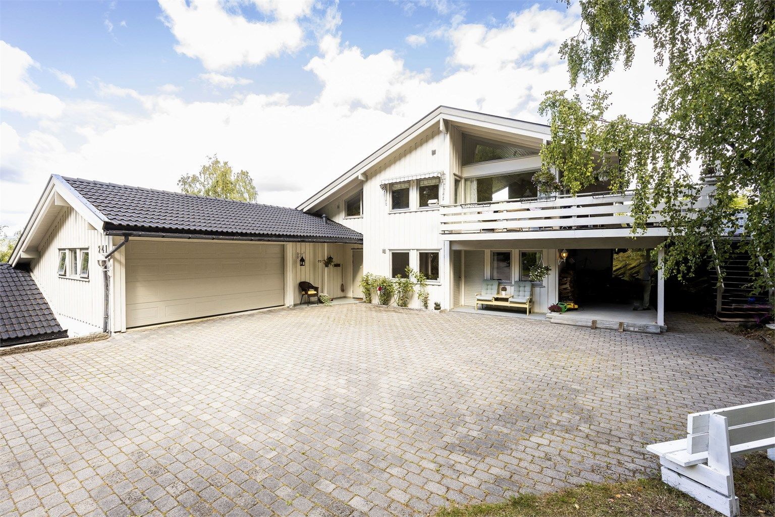 Pent opparbeidet gårdsplass med belegningsstein. 