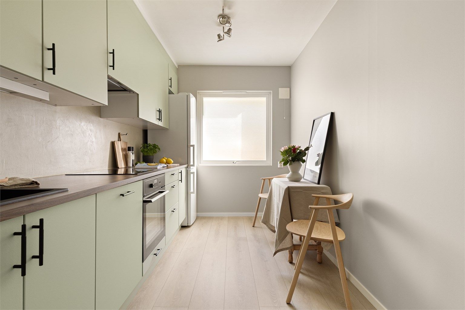 Kjøkkenet er utstyrt med integrert platetopp, stekeovn og oppvaskmaskin, samt frittstående kjøleskap med fryser.