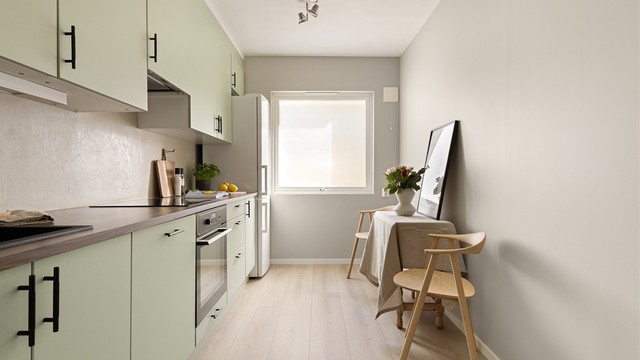 Kjøkkenet er utstyrt med integrert platetopp, stekeovn og oppvaskmaskin, samt frittstående kjøleskap med fryser.